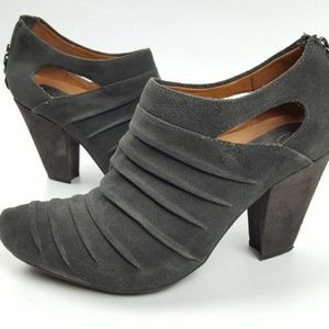 Earthies Barina Booties In Dark Gray!